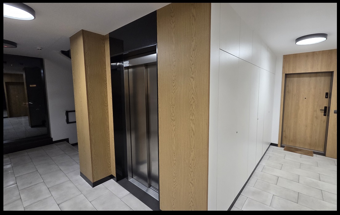 Large sunny terrace (37 m2) overlooking inner patio, Innova